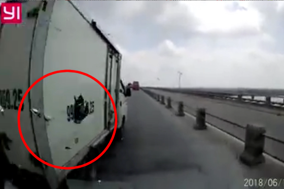 Hà Nội: Xe tải tạt đầu văng cả gương xe khác đang đi cùng chiều trên cầu Thanh Trì rồi chạy mất - Ảnh 2.