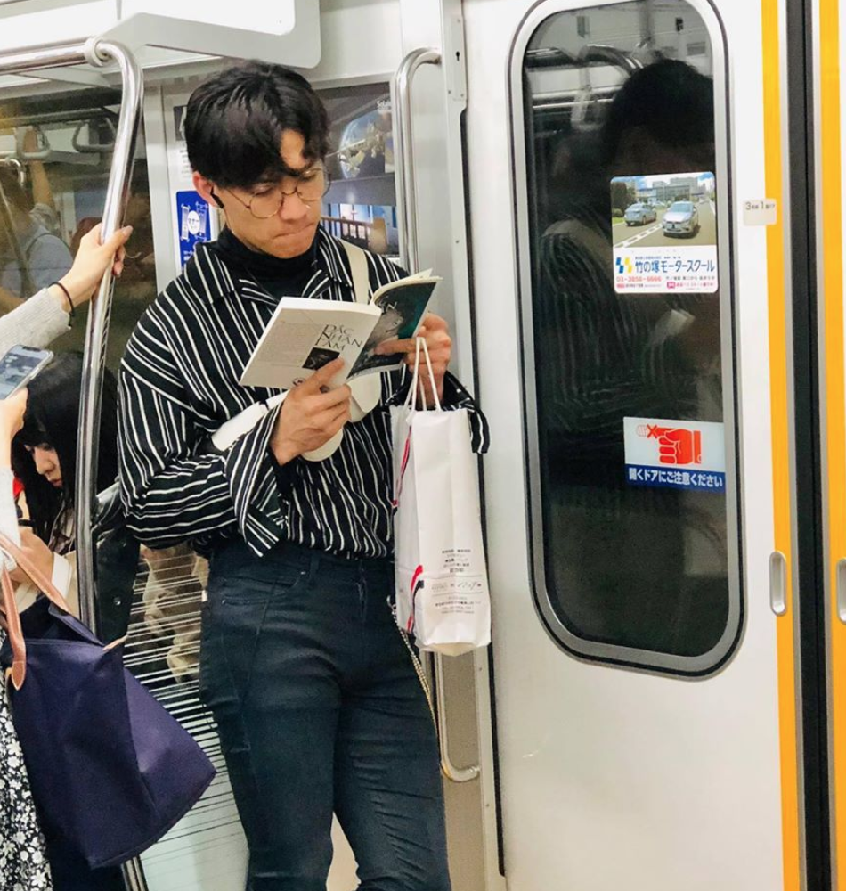 Crush anh chàng đọc sách trên tàu điện ở Nhật, về xem Facebook mới biết là trai Việt lại còn rất bảnh! - Ảnh 1.