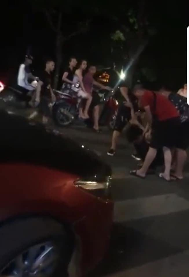 Hà Nội: Rú ga náo loạn Hồ Gươm sau đêm World Cup, nam tài xế Mazda 3 bị tạm giữ - Ảnh 2.