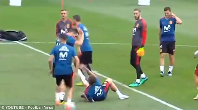 Ramos ngã lăn quay, diễn lại pha ăn vạ kiếm penalty của Ronaldo - Ảnh 2.