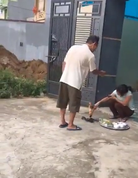 Tranh c&atilde;i số tiền 900 triệu đồng, con d&acirc;u đốt v&agrave;ng m&atilde;, c&atilde;i nhau với bố chồng, nhiều người nh&iacute;u m&agrave;y khi xem xong clip - Ảnh 5.