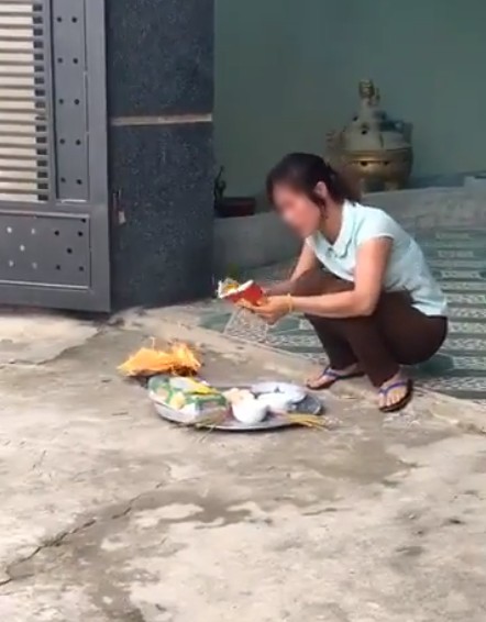 Tranh c&atilde;i số tiền 900 triệu đồng, con d&acirc;u đốt v&agrave;ng m&atilde;, c&atilde;i nhau với bố chồng, nhiều người nh&iacute;u m&agrave;y khi xem xong clip - Ảnh 4.
