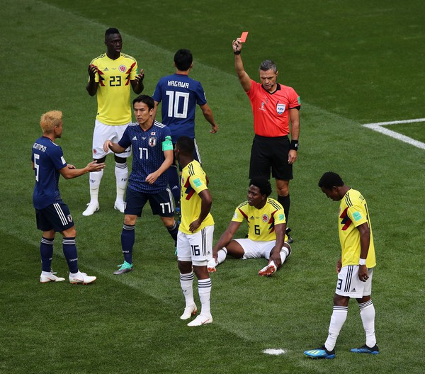 Cầu thủ Nhật Bản đổ gục xuống sân ăn mừng cảm xúc sau trận thắng Colombia - Ảnh 1.