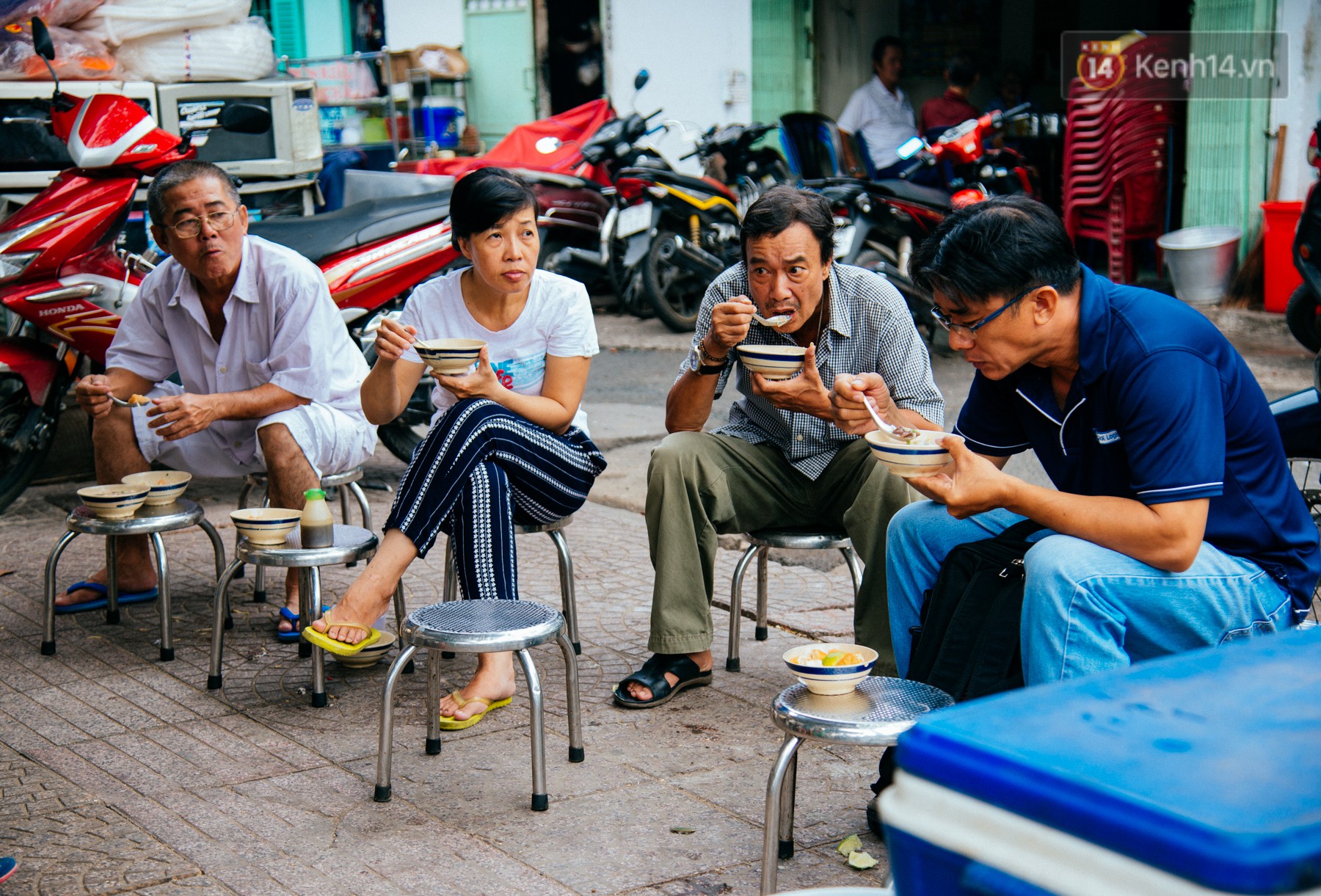 Quán cháo hào sảng giá 5.000 đồng/ tô của cô Tư Sài Gòn: Nhà Tư không nợ nần gì, bán vầy là sống thoải mái rồi! - Ảnh 8.