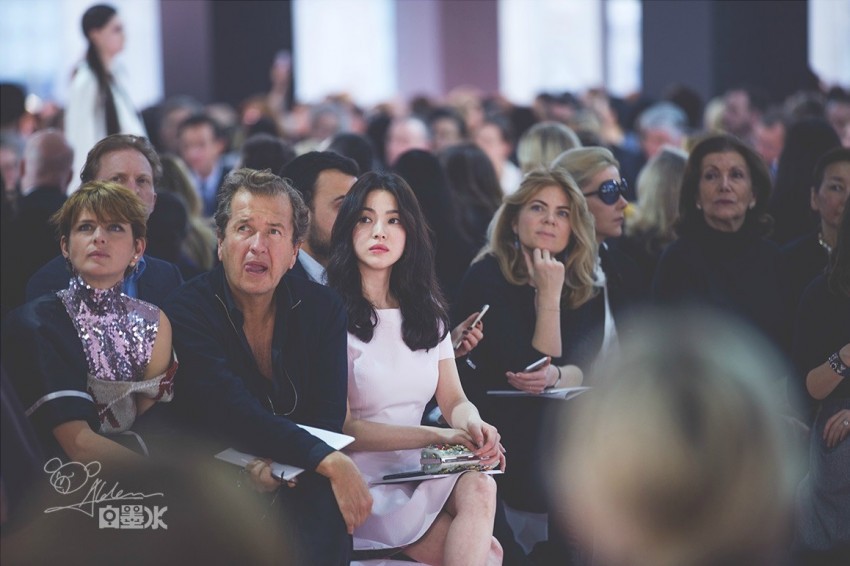 Khi siêu sao hạng A xứ Hàn dự sự kiện quốc tế: Người sang như ông hoàng bà hoàng, kẻ gặp sự cố nhạy cảm khó đỡ - Ảnh 2. Khi siêu sao hạng A xứ Hàn dự sự kiện quốc tế: Người sang như ông hoàng bà hoàng, kẻ gặp sự cố nhạy cảm khó đỡ - Ảnh 2.