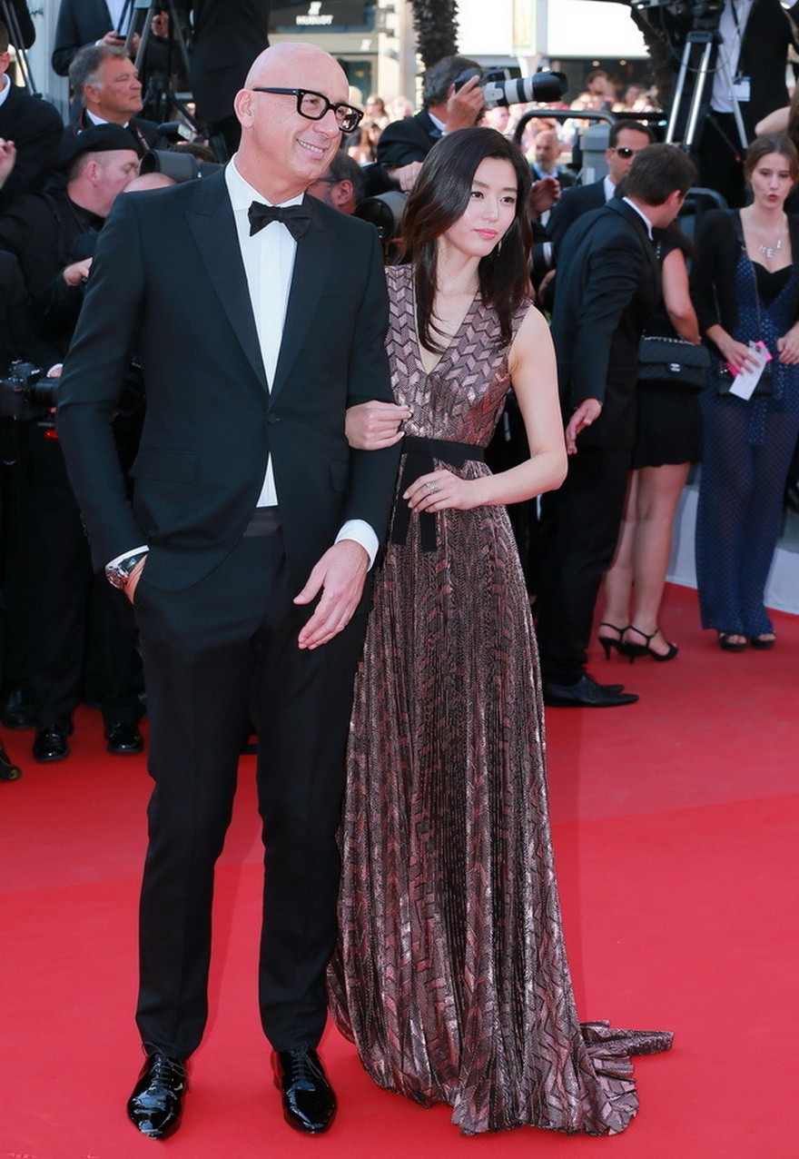 Khi siêu sao hạng A xứ Hàn dự sự kiện quốc tế: Người sang như ông hoàng bà hoàng, kẻ gặp sự cố nhạy cảm khó đỡ - Ảnh 14. Khi siêu sao hạng A xứ Hàn dự sự kiện quốc tế: Người sang như ông hoàng bà hoàng, kẻ gặp sự cố nhạy cảm khó đỡ - Ảnh 14.