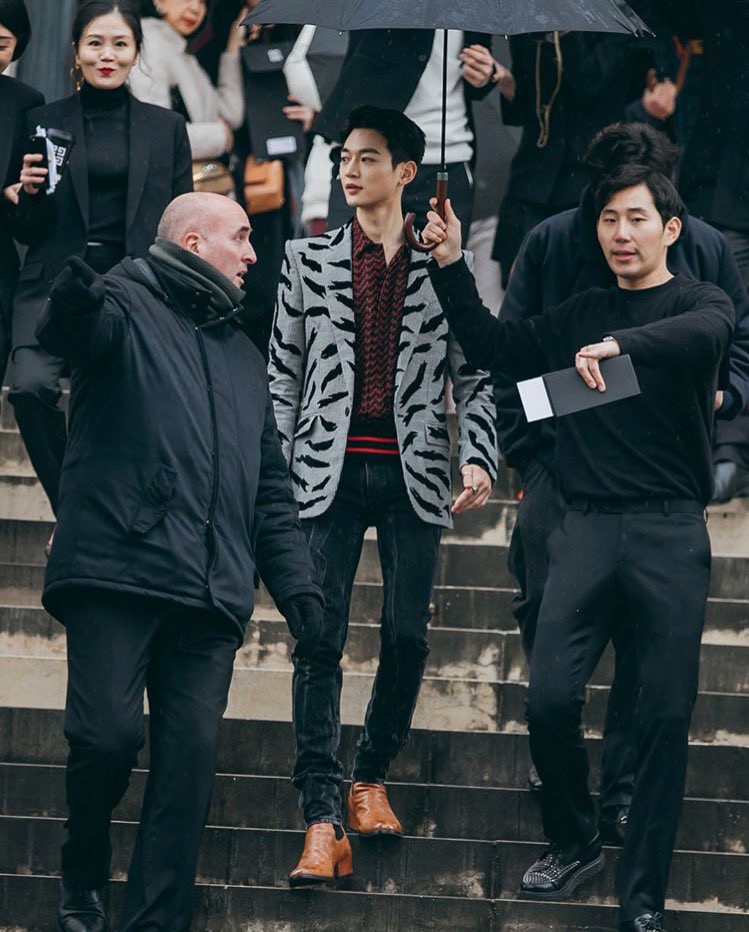 Khi siêu sao hạng A xứ Hàn dự sự kiện quốc tế: Người sang như ông hoàng bà hoàng, kẻ gặp sự cố nhạy cảm khó đỡ - Ảnh 23. Khi siêu sao hạng A xứ Hàn dự sự kiện quốc tế: Người sang như ông hoàng bà hoàng, kẻ gặp sự cố nhạy cảm khó đỡ - Ảnh 23.