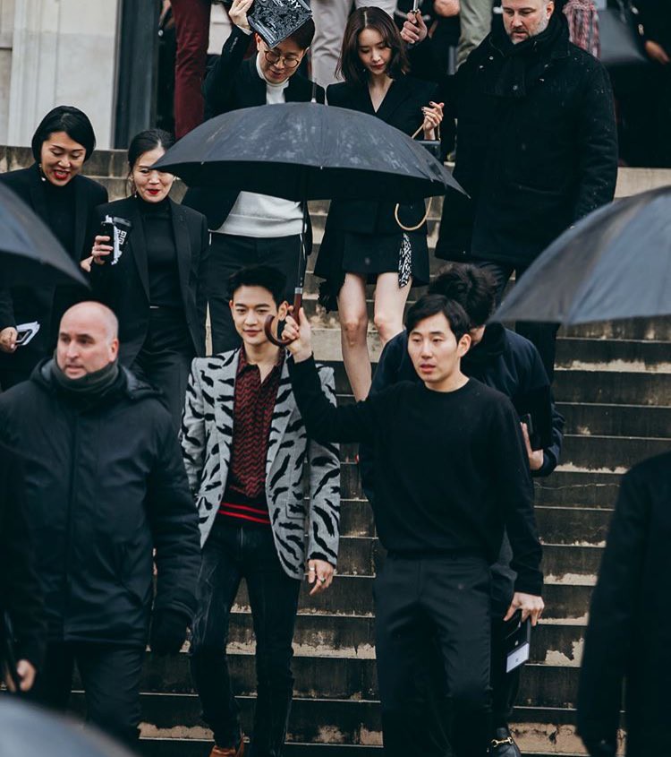 Khi siêu sao hạng A xứ Hàn dự sự kiện quốc tế: Người sang như ông hoàng bà hoàng, kẻ gặp sự cố nhạy cảm khó đỡ - Ảnh 24. Khi siêu sao hạng A xứ Hàn dự sự kiện quốc tế: Người sang như ông hoàng bà hoàng, kẻ gặp sự cố nhạy cảm khó đỡ - Ảnh 24.