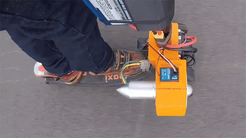 Chế tạo xe scooter phản lực làm quà tặng con, ông bố của năm là đây chứ đâu! - Ảnh 1.