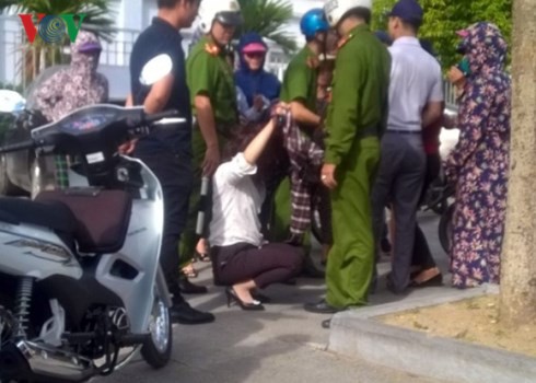 Giải cứu cô gái nghi bị đánh ghen giữa đường ở Thanh Hóa - Ảnh 2.