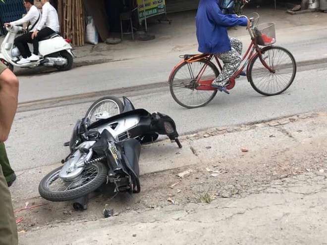 Hà Nội: Nam thanh niên tử vong thương tâm khi bị xe tải kéo lê dưới gầm gần 20 mét - Ảnh 2. Hà Nội: Nam thanh niên tử vong thương tâm khi bị xe tải kéo lê dưới gầm gần 20 mét - Ảnh 2.