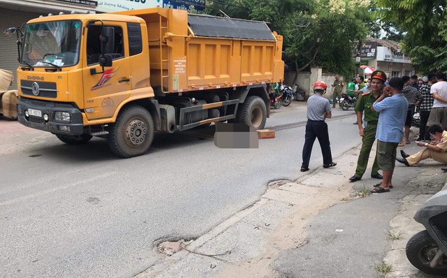 Hà Nội: Nam thanh niên tử vong thương tâm khi bị xe tải kéo lê dưới gầm gần 20 mét - Ảnh 1.