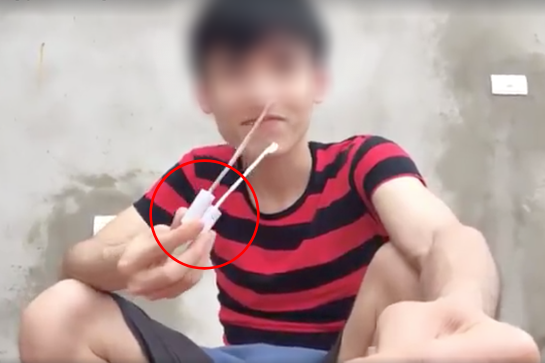 Quay clip đốt pháo trêu bạn gái để câu like, vlogger hứng trọn màn report tập thể từ cư dân mạng - Ảnh 1.