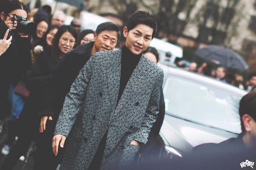 Khi siêu sao hạng A xứ Hàn dự sự kiện quốc tế: Người sang như ông hoàng bà hoàng, kẻ gặp sự cố nhạy cảm khó đỡ - Ảnh 7. Khi siêu sao hạng A xứ Hàn dự sự kiện quốc tế: Người sang như ông hoàng bà hoàng, kẻ gặp sự cố nhạy cảm khó đỡ - Ảnh 7.