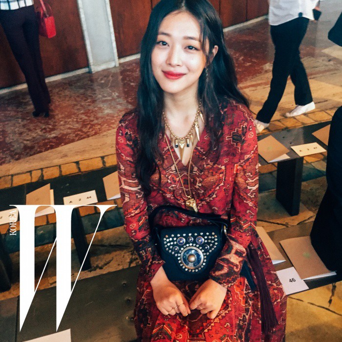 Khi siêu sao hạng A xứ Hàn dự sự kiện quốc tế: Người sang như ông hoàng bà hoàng, kẻ gặp sự cố nhạy cảm khó đỡ - Ảnh 34. Khi siêu sao hạng A xứ Hàn dự sự kiện quốc tế: Người sang như ông hoàng bà hoàng, kẻ gặp sự cố nhạy cảm khó đỡ - Ảnh 34.