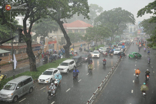 Tuyển sinh vào lớp 10: Thời tiết không ủng hộ, cha mẹ lội nước, vượt mưa gió đón con sau khi hoàn thành môn thi thứ 2 - Ảnh 13.