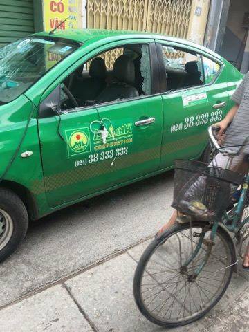 Hà Nội: Taxi đỗ trên đường bị người đàn ông lao vào đập vỡ kính, bẻ gãy gương chiếu hậu - Ảnh 2.