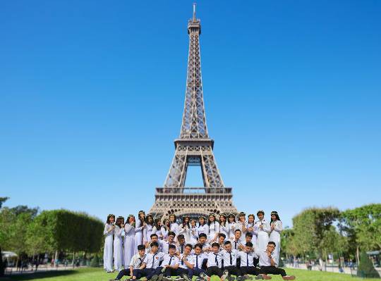 Con nhà nghèo nhưng muốn chụp kỷ yếu vòng quanh thế giới, lớp học này đã tạo ra bộ ảnh lầy lội nhất quả đất - Ảnh 7.