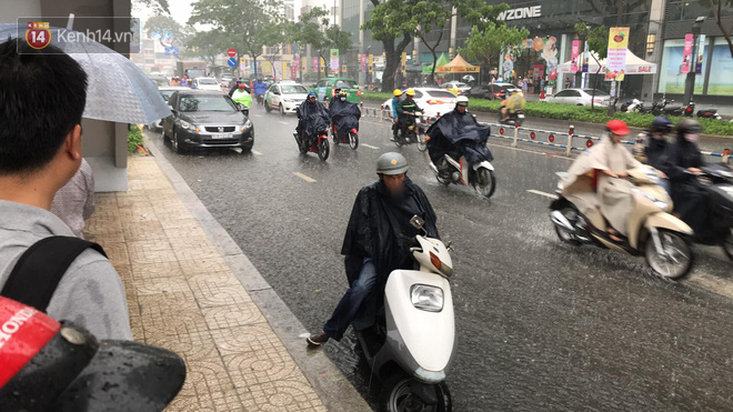 Tuyển sinh vào lớp 10: Thời tiết không ủng hộ, cha mẹ lội nước, vượt mưa gió đón con sau khi hoàn thành môn thi thứ 2 - Ảnh 12.