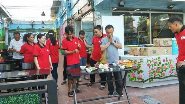 Kh&ocirc;ng phải sang Việt Nam l&agrave;m phụ bếp, mẹ diễn vi&ecirc;n Chuyện t&igrave;nh biển xanh thực chất l&agrave;m chủ nh&agrave; h&agrave;ng? - Ảnh 3.