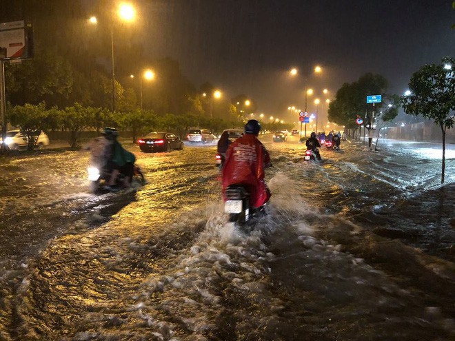 Đường Nguyễn Hữu Cảnh ngập sau trận mưa tối qua: Van đã mở hết nhưng nước không chảy về - Ảnh 2.