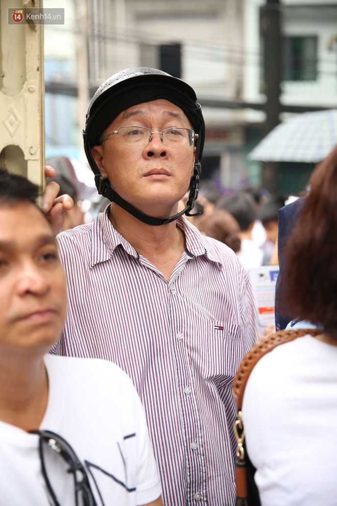 Hình ảnh phụ huynh đội mưa, đội nắng đưa con đi thi: Tự tin nhé con ơi, có bố mẹ làm hậu phương đây rồi! - Ảnh 2.