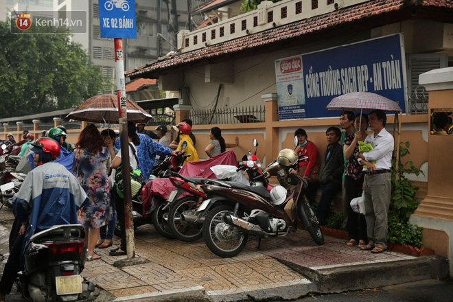 Tuyển sinh vào lớp 10: Thời tiết không ủng hộ, cha mẹ lội nước, vượt mưa gió đón con sau khi hoàn thành môn thi thứ 2 - Ảnh 16.