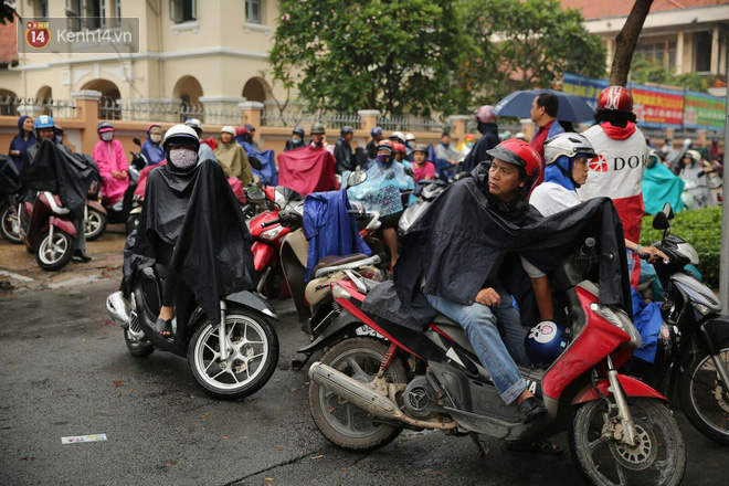 Tuyển sinh vào lớp 10: Thời tiết không ủng hộ, cha mẹ lội nước, vượt mưa gió đón con sau khi hoàn thành môn thi thứ 2 - Ảnh 17.