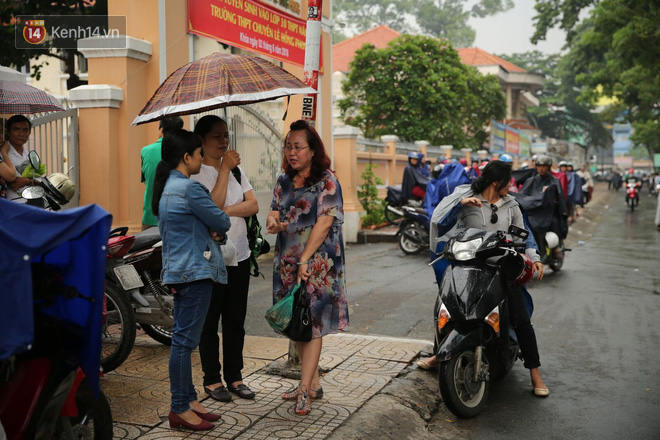 Tuyển sinh vào lớp 10: Thời tiết không ủng hộ, cha mẹ lội nước, vượt mưa gió đón con sau khi hoàn thành môn thi thứ 2 - Ảnh 18.