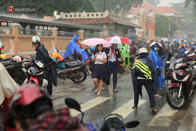 Ngày đầu tiên tuyển sinh vào lớp 10 tại TP HCM: Hơn 500 thí sinh bỏ thi, không có trường hợp nào gian lận - Ảnh 4.