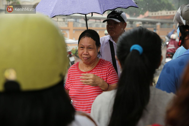 Hình ảnh phụ huynh đội mưa, đội nắng đưa con đi thi: Tự tin nhé con ơi, có bố mẹ làm hậu phương đây rồi! - Ảnh 3.