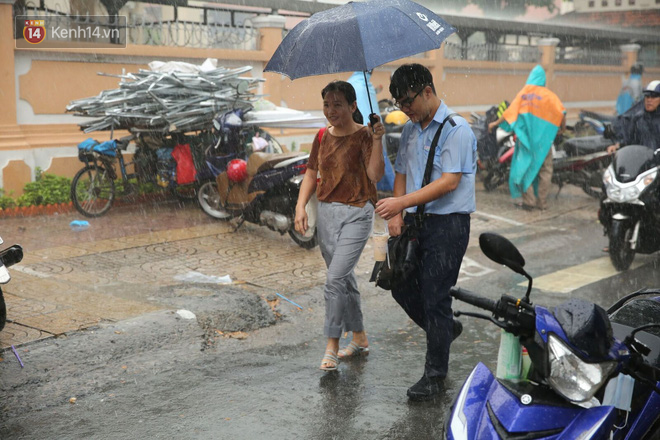 Hình ảnh phụ huynh đội mưa, đội nắng đưa con đi thi: Tự tin nhé con ơi, có bố mẹ làm hậu phương đây rồi! - Ảnh 5.