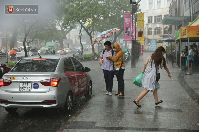 Ngày đầu tiên tuyển sinh vào lớp 10 tại TP HCM: Hơn 500 thí sinh bỏ thi, không có trường hợp nào gian lận - Ảnh 2.