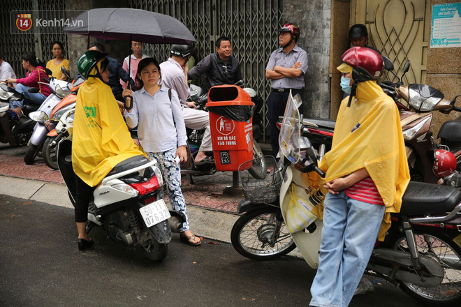 Tuyển sinh vào lớp 10: Thời tiết không ủng hộ, cha mẹ lội nước, vượt mưa gió đón con sau khi hoàn thành môn thi thứ 2 - Ảnh 19.