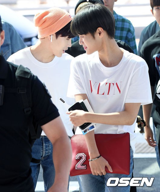 D&agrave;n sao H&agrave;n đổ bộ s&acirc;n bay: Lee Young Ae xuất hiện hiếm hoi, mỹ nam tiềm ẩn của Wanna One g&acirc;y sốt chỉ v&igrave;... t&oacute;c mới - Ảnh 18.