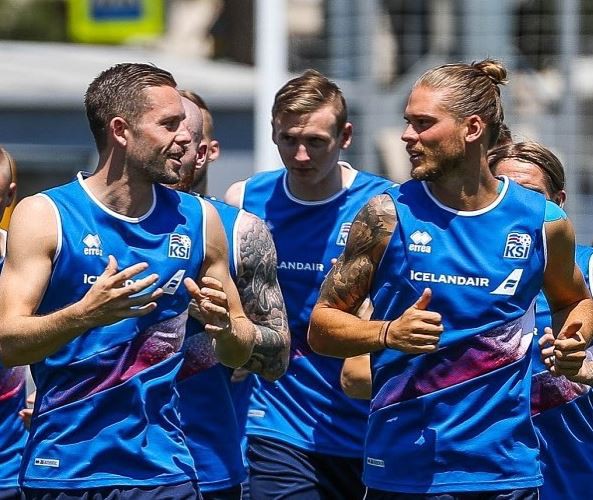 30 phút đối đầu Messi, cầu thủ Iceland có thêm 600.000 follow - Ảnh 2.