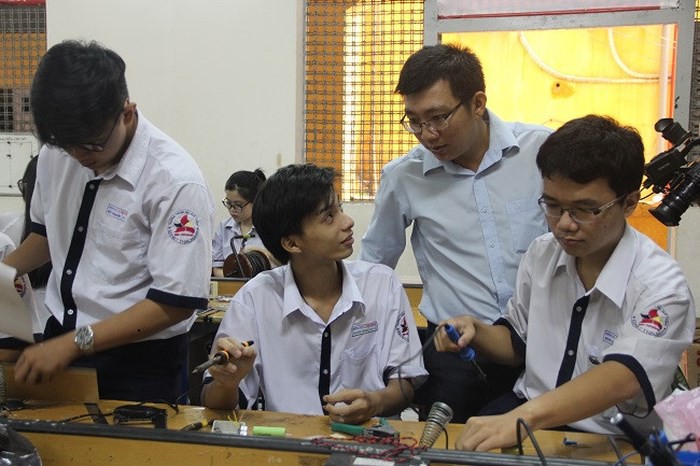 Thầy giáo Sài Gòn hài hước khuyên sĩ tử 12: Tránh xa World Cup, trà sữa, phim bom tấn, bún đậu mắm tôm... để thi tốt - Ảnh 1. Thầy giáo Sài Gòn hài hước khuyên sĩ tử 12: Tránh xa World Cup, trà sữa, phim bom tấn, bún đậu mắm tôm... để thi tốt - Ảnh 1.