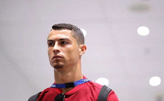 Ronaldo vốn tươm tất là thế giờ cũng theo trào lưu để râu, đâu là lý do - Ảnh 2.