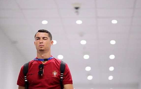 Ronaldo vốn tươm tất là thế giờ cũng theo trào lưu để râu, đâu là lý do - Ảnh 3.