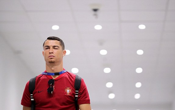 Ronaldo vốn tươm tất l&agrave; thế giờ cũng theo tr&agrave;o lưu để r&acirc;u, đ&acirc;u l&agrave; l&yacute; do - Ảnh 3.