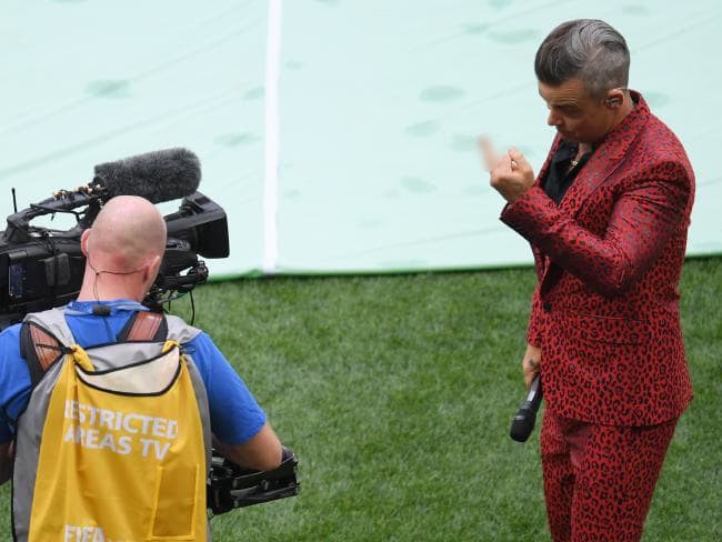 Robbie Williams giải thích lý do gây ra scandal giơ ngón giữa tại lễ khai mạc World Cup 2018 - Ảnh 1.