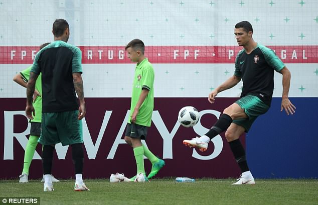 Ronaldo cười t&iacute;t mắt tr&ecirc;n s&acirc;n tập, sẵn s&agrave;ng gặp Maroc tối nay - Ảnh 2.