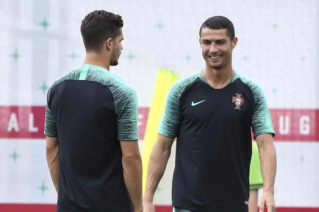 Đ&acirc;y l&agrave; điều Ronaldo l&agrave;m khi đ&aacute;nh b&oacute;ng b&agrave;n thua Rio Ferdinand - Ảnh 1.
