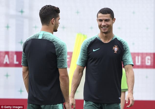 Ronaldo cười tít mắt trên sân tập, sẵn sàng gặp Maroc tối nay - Ảnh 3.