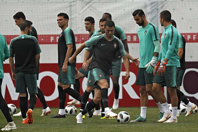 Ronaldo cười t&iacute;t mắt tr&ecirc;n s&acirc;n tập, sẵn s&agrave;ng gặp Maroc tối nay - Ảnh 1.