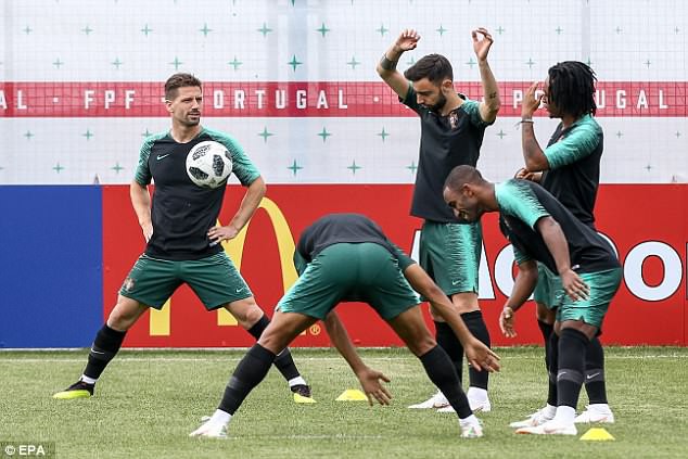 Ronaldo cười t&iacute;t mắt tr&ecirc;n s&acirc;n tập, sẵn s&agrave;ng gặp Maroc tối nay- Ảnh 8.