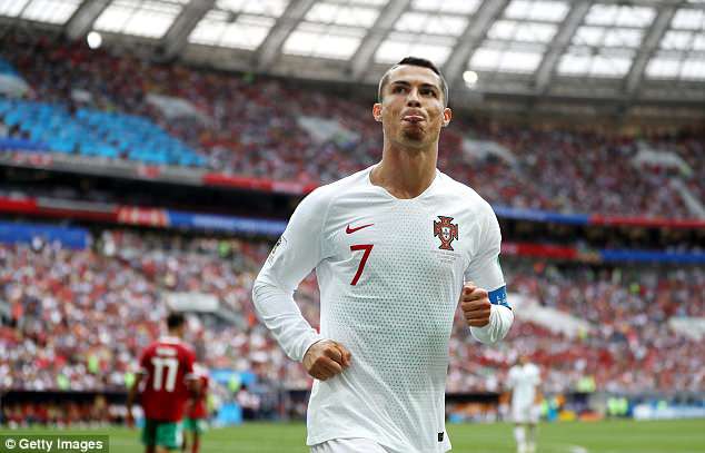 Bạn gái Ronaldo cực xinh đẹp trên khán đài, tiếp lửa cho Ronaldo - Ảnh 7.