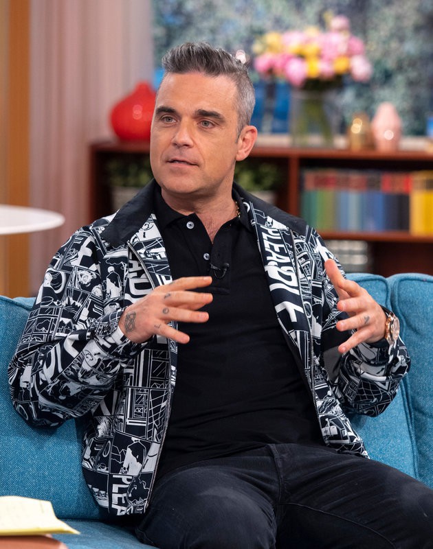 Robbie Williams giải thích lý do gây ra scandal giơ ngón giữa tại lễ khai mạc World Cup 2018 - Ảnh 2.