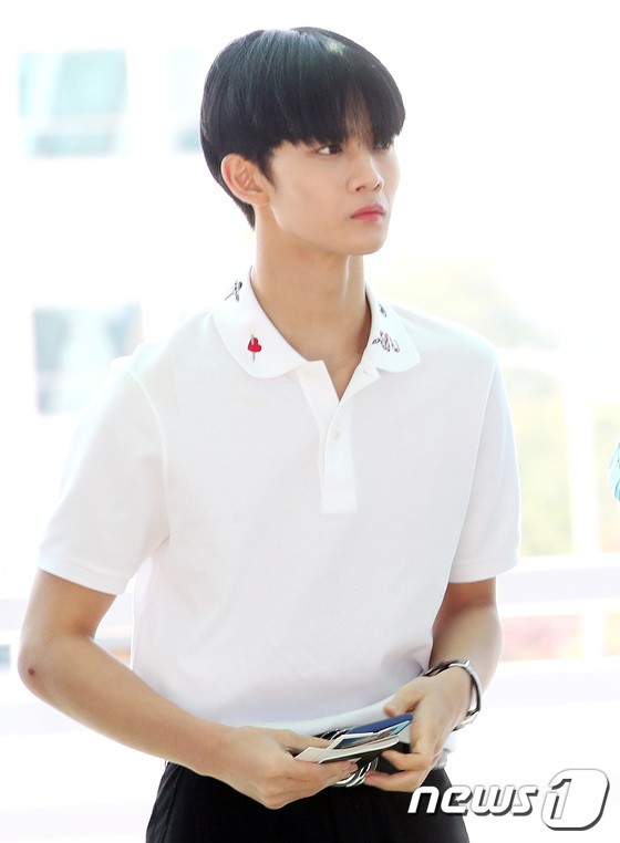 D&agrave;n sao H&agrave;n đổ bộ s&acirc;n bay: Lee Young Ae xuất hiện hiếm hoi, mỹ nam tiềm ẩn của Wanna One g&acirc;y sốt chỉ v&igrave;... t&oacute;c mới - Ảnh 26.