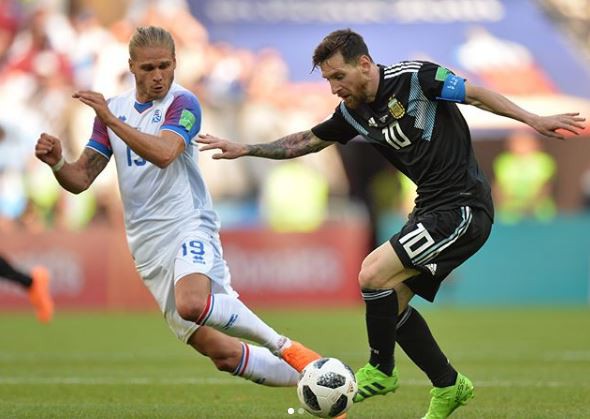 30 phút đối đầu Messi, cầu thủ Iceland có thêm 600.000 follow - Ảnh 1.